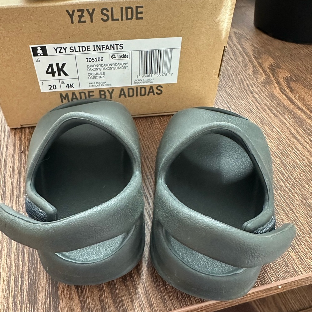 Adidas Kids Yeezy Slide Dark Gray - Picture 3 of 7